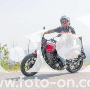 thumb_2025-08-14-Foto-On-a-Barolo-9